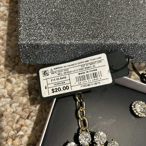 New in gift box Beautiful rhinestone statement necklace & earring set. - Picture 6 of 6